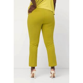 Ulla Popken  Pantalon avec passepoil et taille élastique. Coupe ajustée avec fente sur le bas de jambe. 