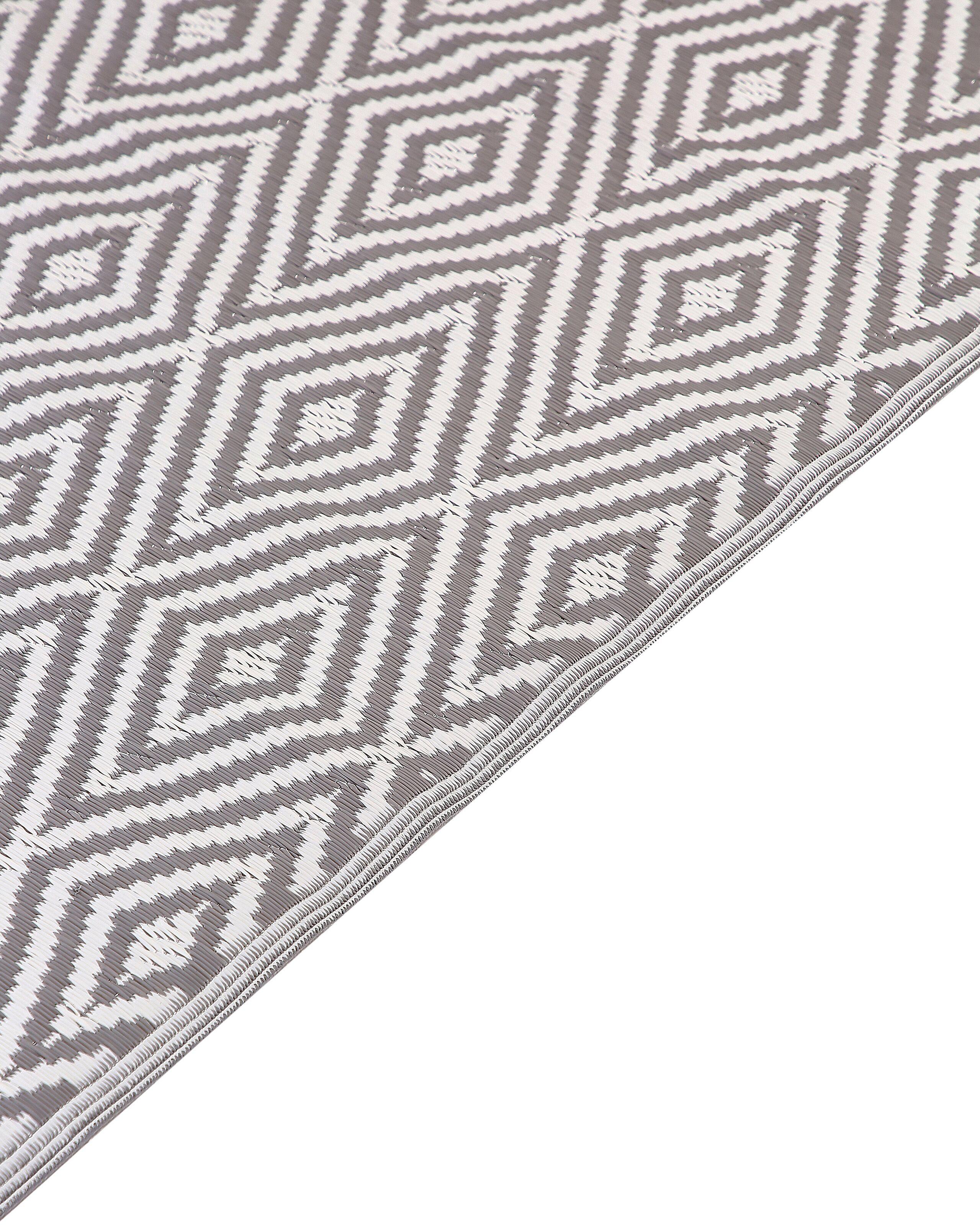 Beliani Outdoorteppich aus Polypropylen Retro SIKAR  