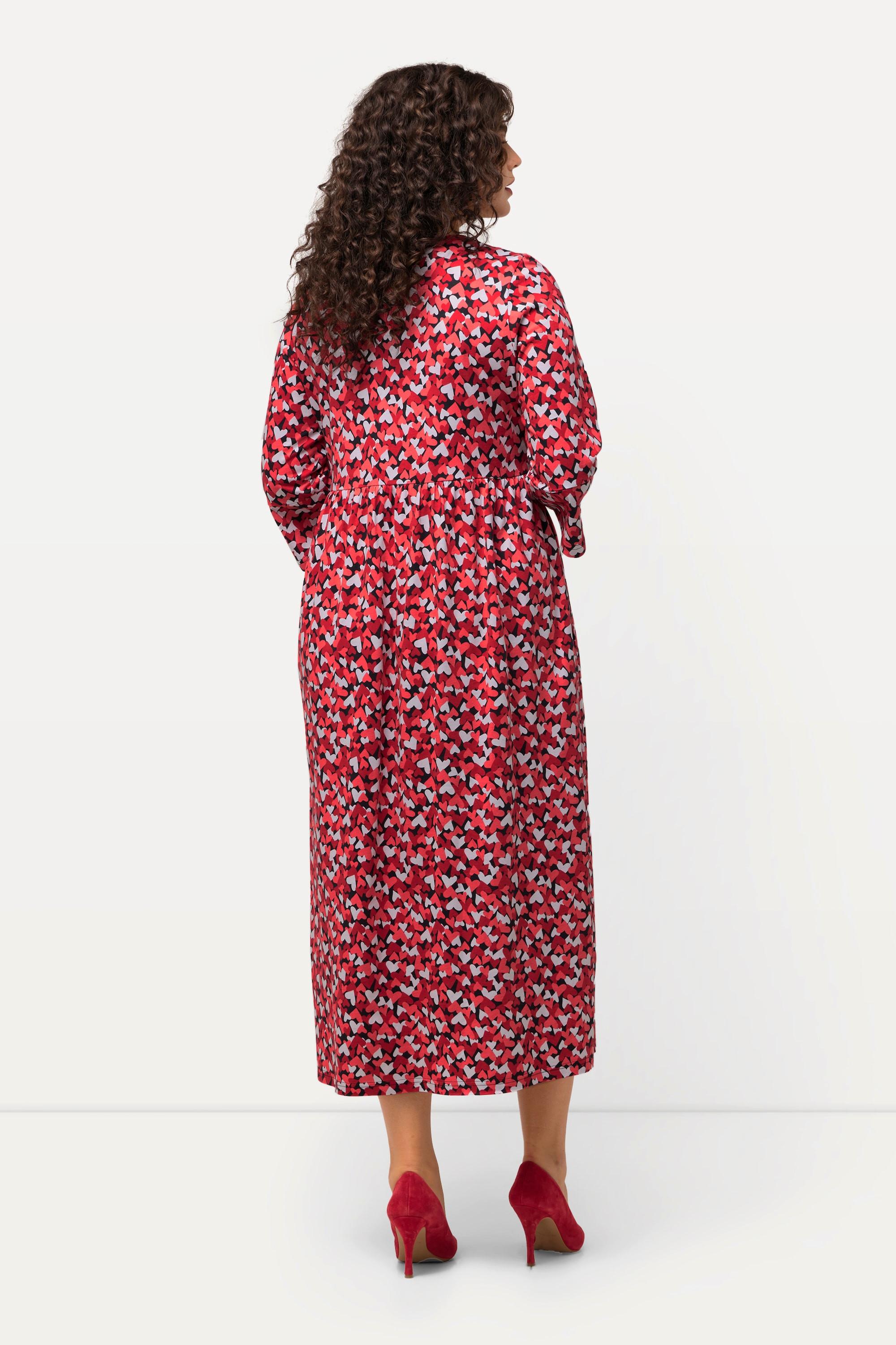 Ulla Popken  Robe en jersey, imprimé petits cœurs. Encolure carrée et manches 3/4. Silhouette en A. 