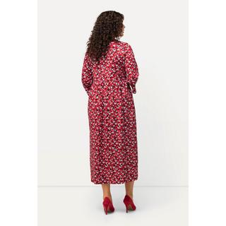 Ulla Popken  Robe en jersey, imprimé petits cœurs. Encolure carrée et manches 3/4. Silhouette en A. 