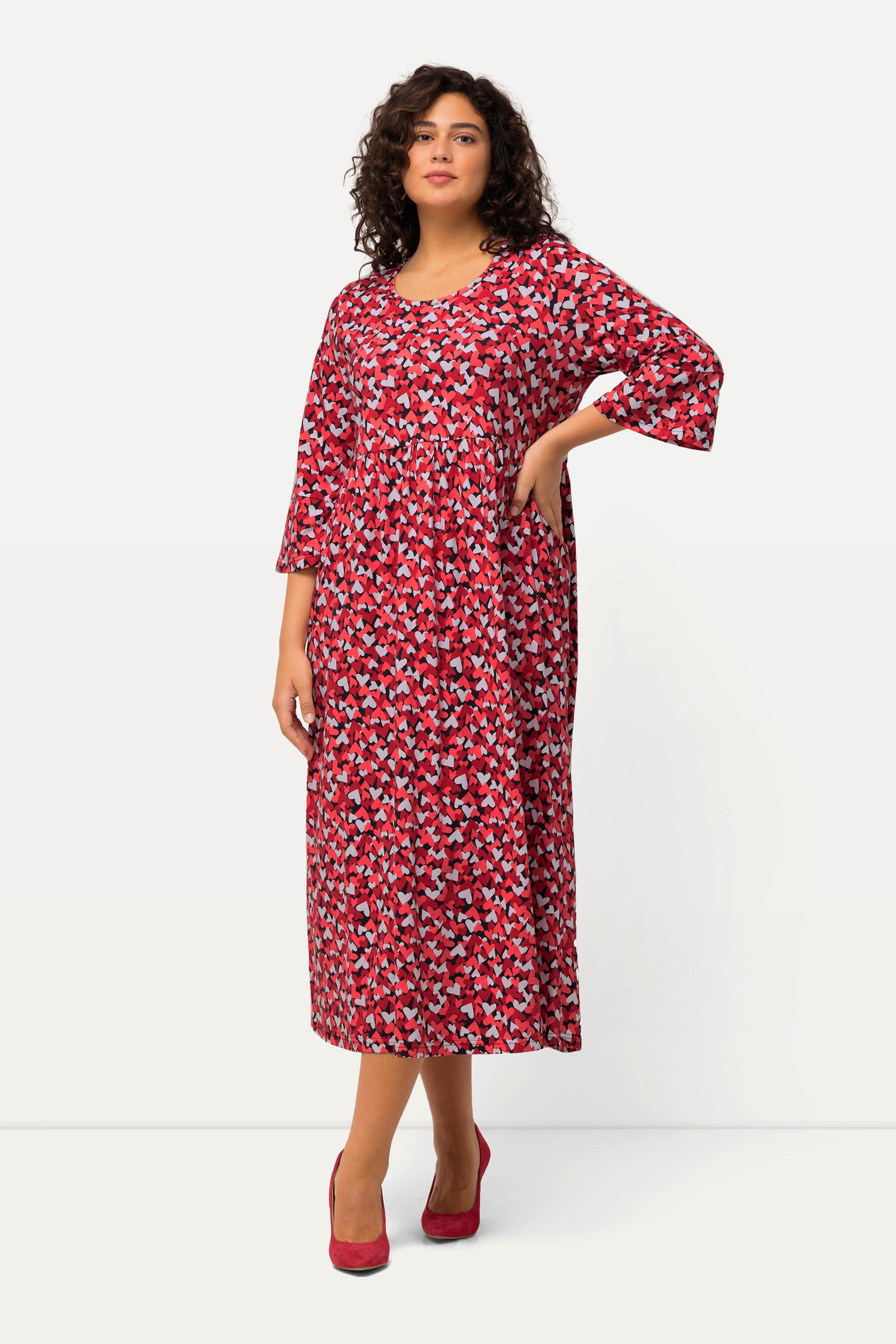 Ulla Popken  Robe en jersey, imprimé petits cœurs. Encolure carrée et manches 3/4. Silhouette en A. 