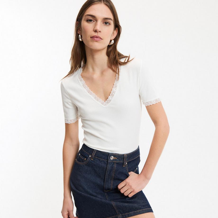 T-Shirt mit V-Ausschnitt und Spitzendetails