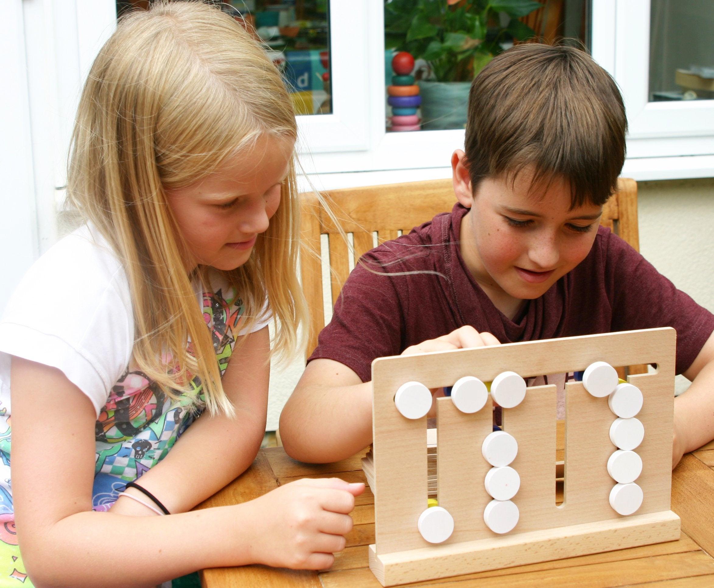 Activity-board  Trier du bois pour les enfants selon des modèles prédéterminés - entraînement cérébral et jeu d'adresse 