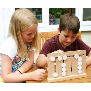 Activity-board  Trier du bois pour les enfants selon des modèles prédéterminés - entraînement cérébral et jeu d'adresse 