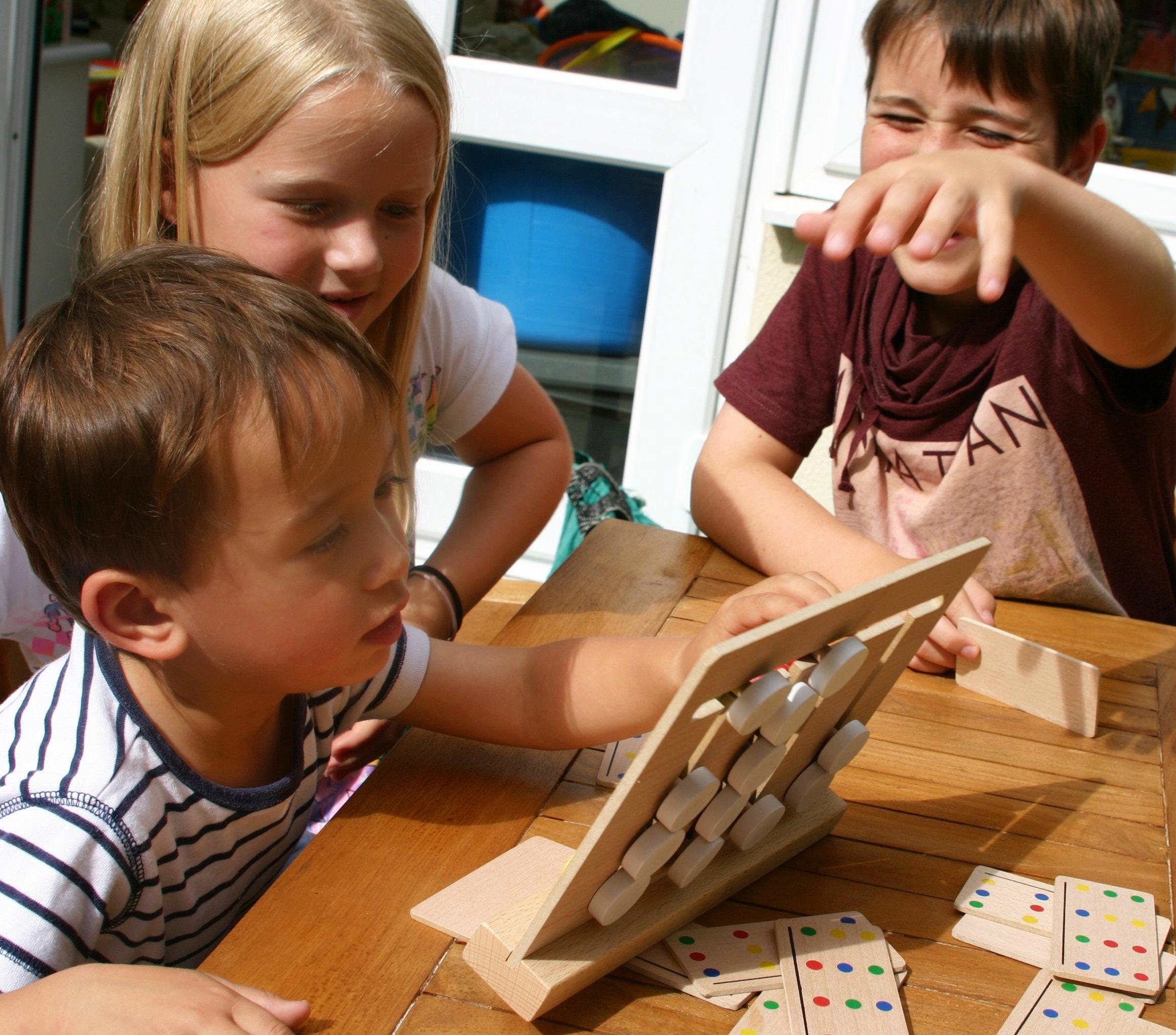 Activity-board  Trier du bois pour les enfants selon des modèles prédéterminés - entraînement cérébral et jeu d'adresse 