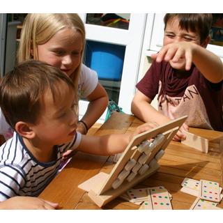 Activity-board  Trier du bois pour les enfants selon des modèles prédéterminés - entraînement cérébral et jeu d'adresse 