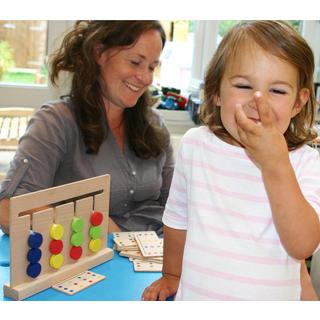 Activity-board  Trier du bois pour les enfants selon des modèles prédéterminés - entraînement cérébral et jeu d'adresse 