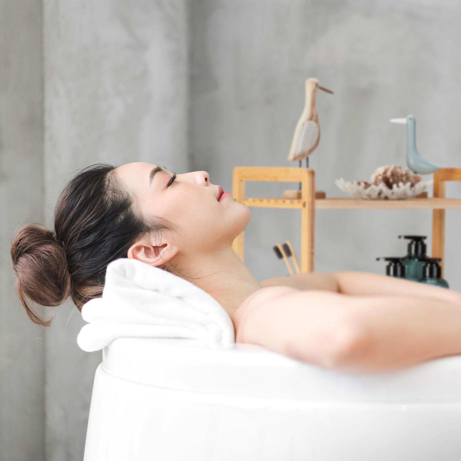 Northix Wäschekorb aus Bambus mit Ablage  