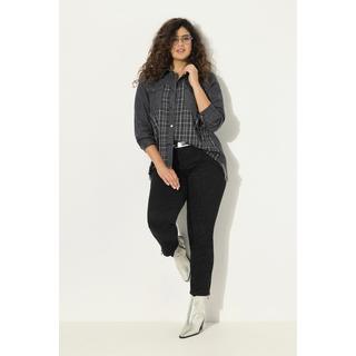 Ulla Popken  Chemise en jean, empiècements en flanelle. Col chemise, franges et manches longues. 