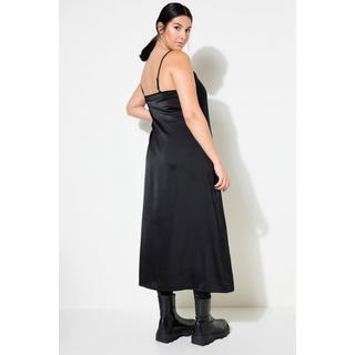 Studio Untold  Robe maxi en maille et satin. Effet de superposition. Coupe Boxy Shape 