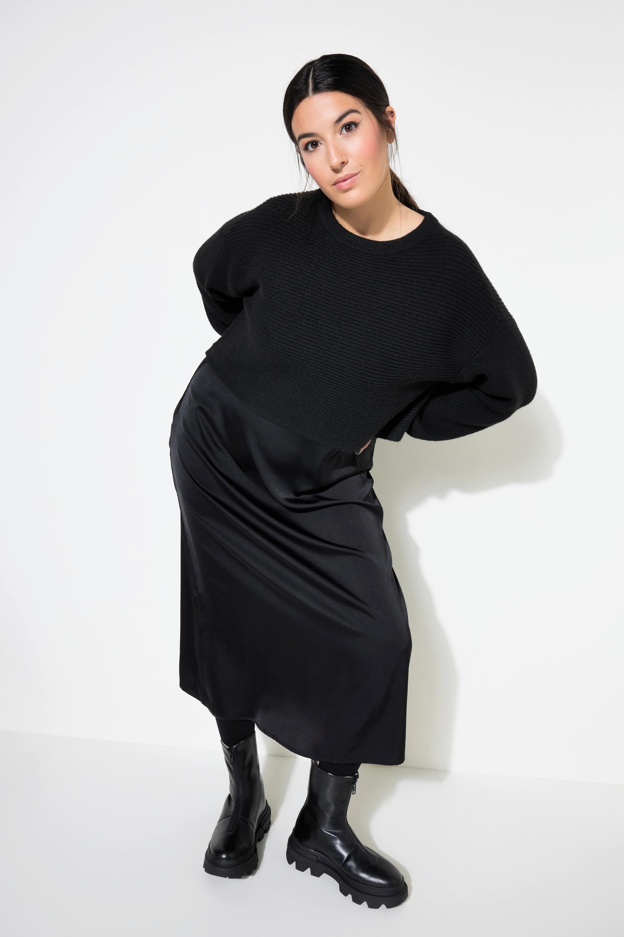 Studio Untold  Robe maxi en maille et satin. Effet de superposition. Coupe Boxy Shape 