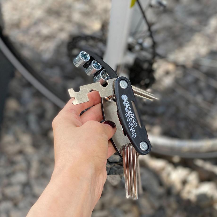 Intirilife  Kit vélo Intirilife : Antivol à chaîne flexible avec serrure à combinaison & Multitool 16 en 1 