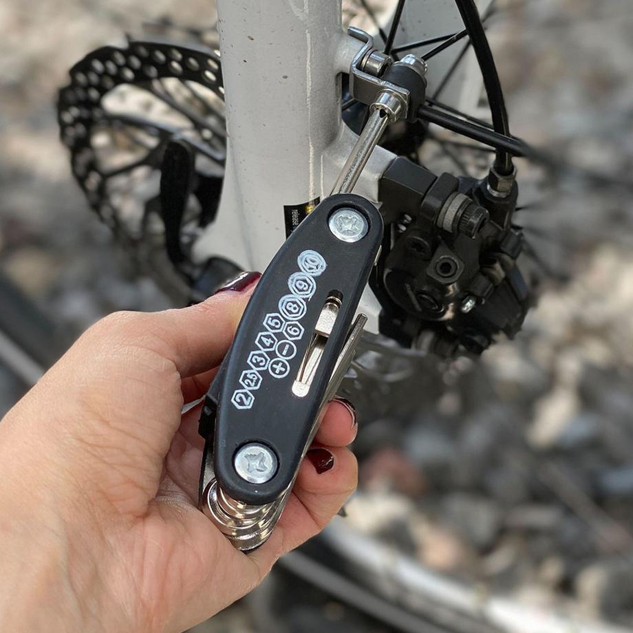 Intirilife  Kit vélo Intirilife : Antivol à chaîne flexible avec serrure à combinaison & Multitool 16 en 1 
