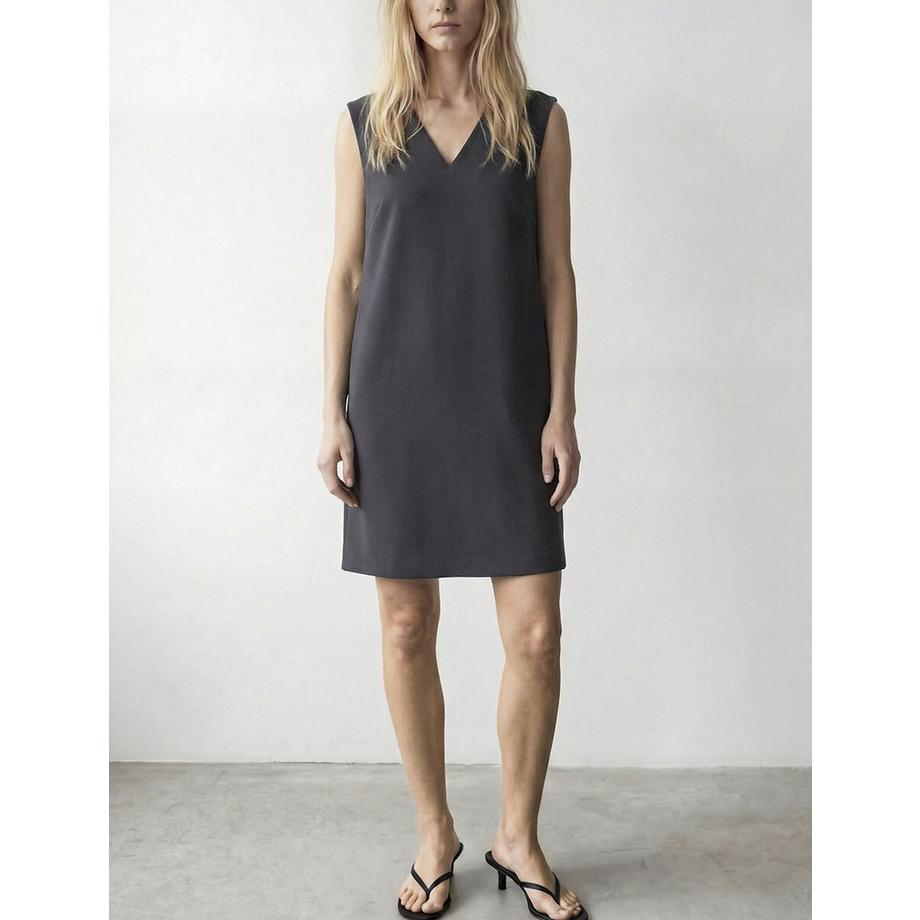 Kurzes Kleid mit V-Ausschnitt