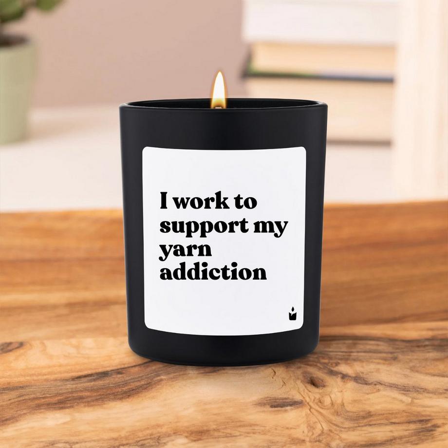 CandleHand Bougie parfumée Woody I work to support my yarn addiction  