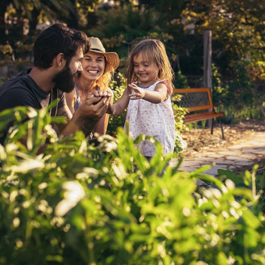 Northio Gartenbank aus Holz und Gusseisen  