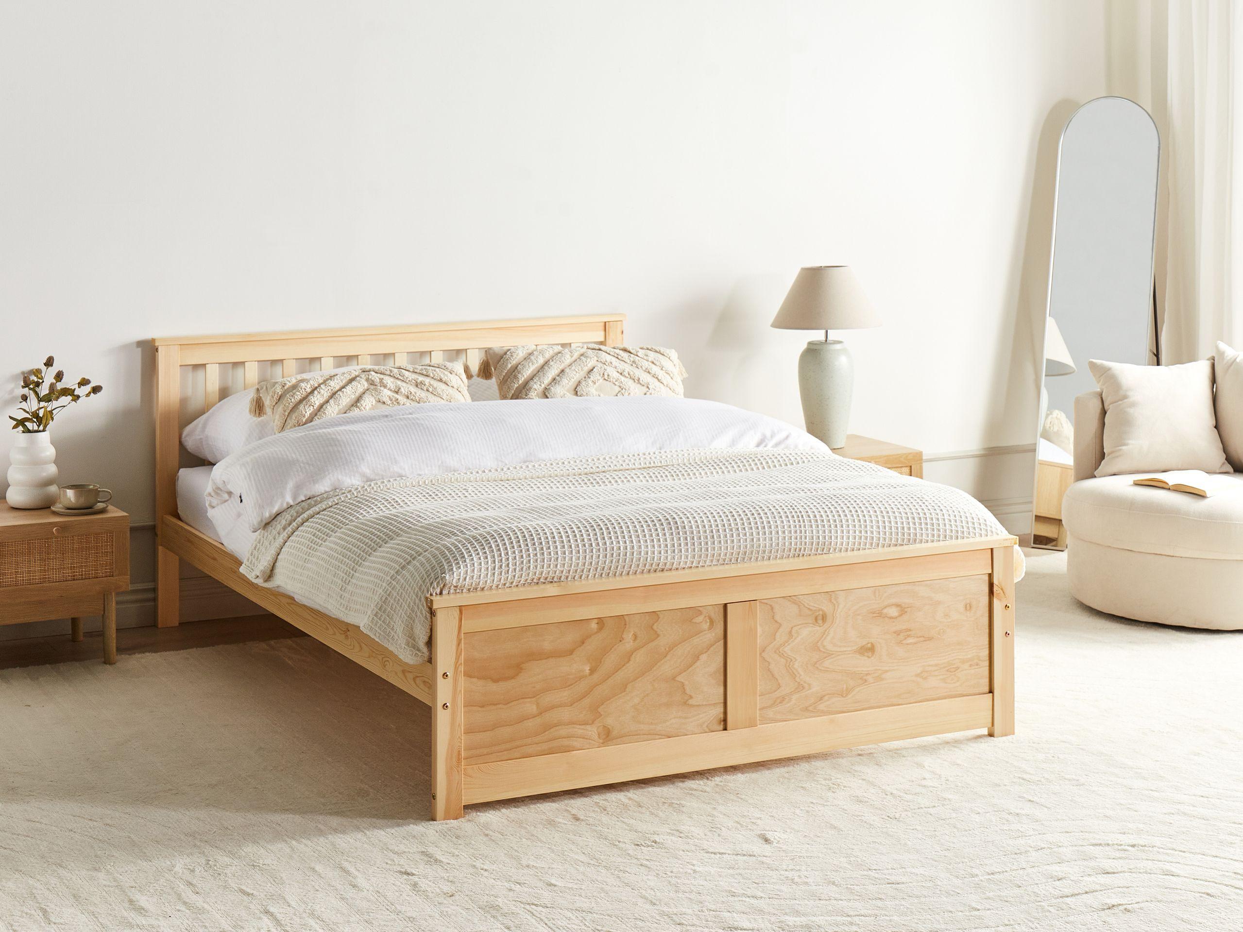 Beliani Lit avec sommier en Bois de pin Scandinave OLENDON  