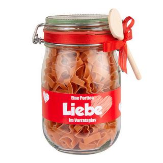 Stewo  Pâtes en forme de cœur dans un bocal 