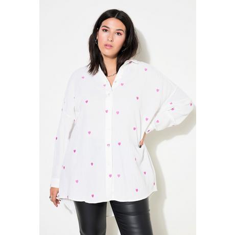 Studio Untold  Blouse en mousseline oversized. Cœurs brodés. Col de chemise et manches longues. 