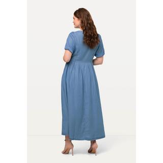 Ulla Popken  Robe s'inspirant des tenues traditionnelles bavaroises. Aspect jean. Décolleté en forme de cœur. Manches courtes. 