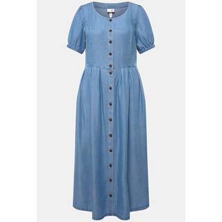 Ulla Popken  Robe s'inspirant des tenues traditionnelles bavaroises. Aspect jean. Décolleté en forme de cœur. Manches courtes. 