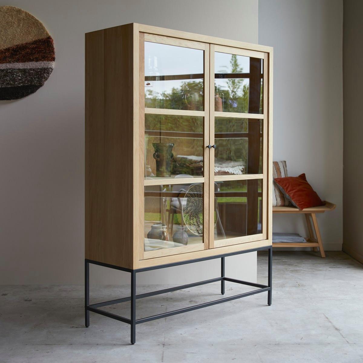 Tikamoon Hoher Vitrinenschrank aus massivem Eiche Babeth  