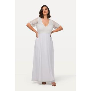 Ulla Popken  Robe de mariée au style bohème, ligne en A. Col en V et manches courtes. 