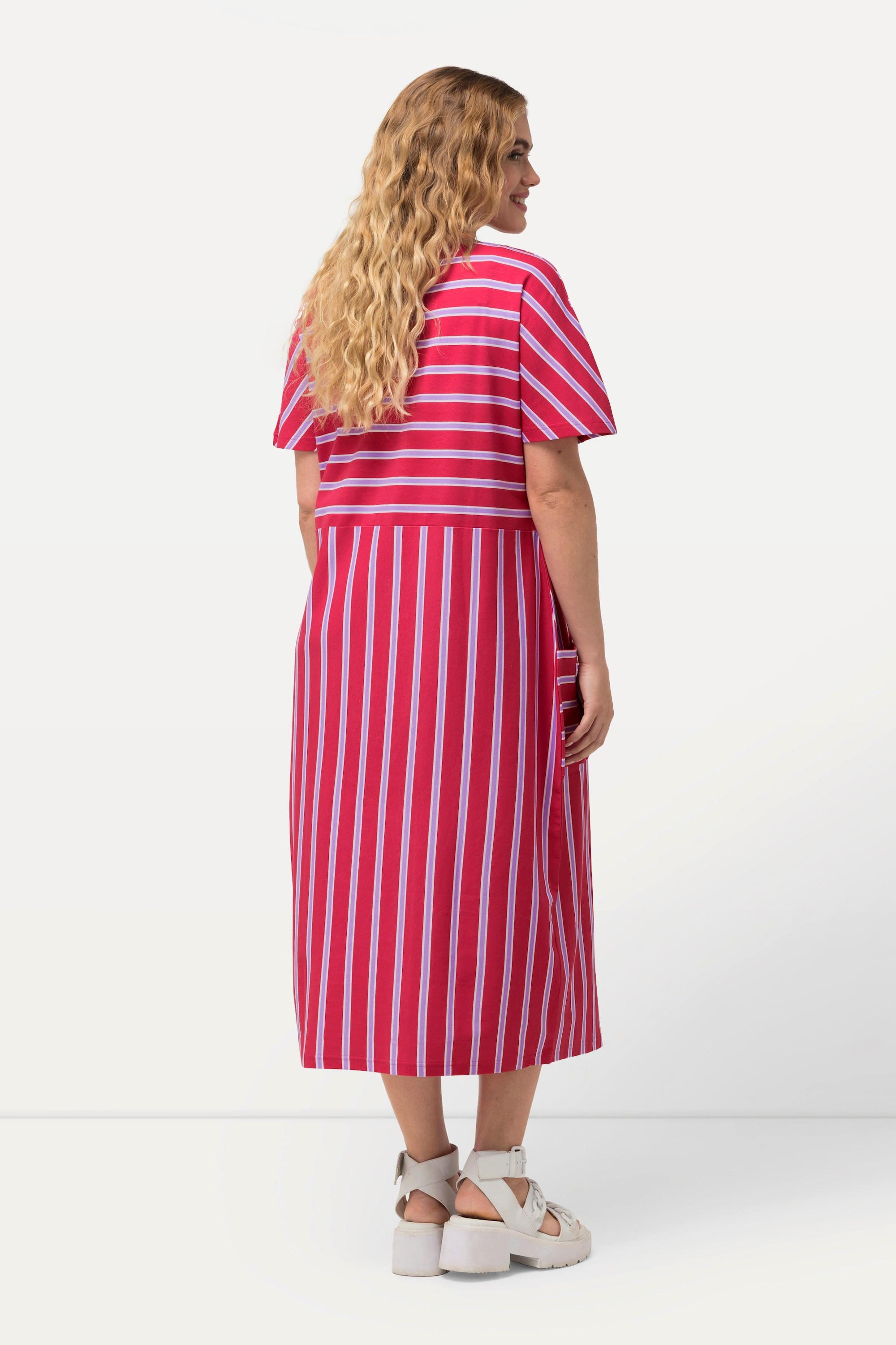 Ulla Popken  Robe midi oversize, en jersey rayé. Décolleté rond et manches courtes. 