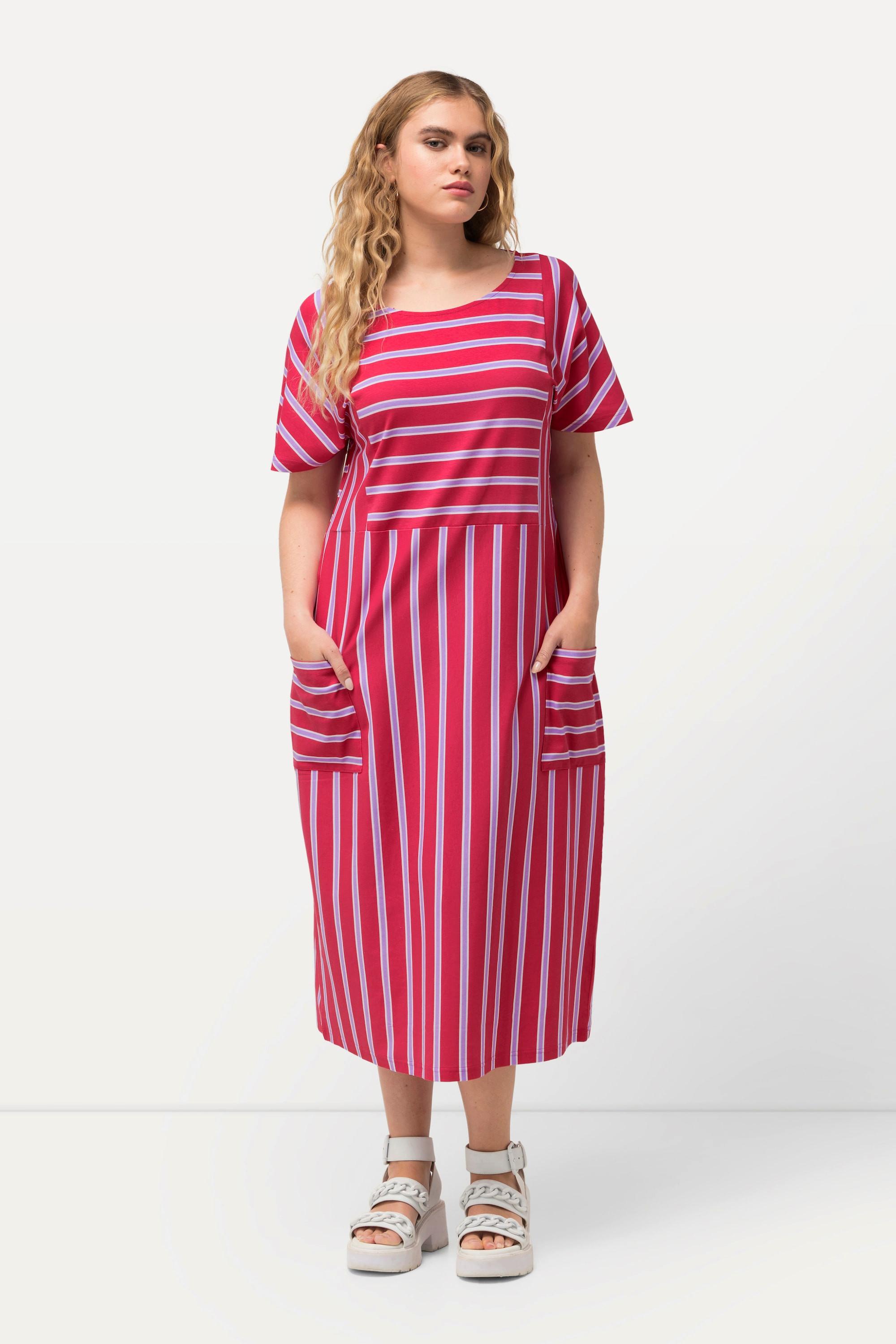 Ulla Popken  Robe midi oversize, en jersey rayé. Décolleté rond et manches courtes. 