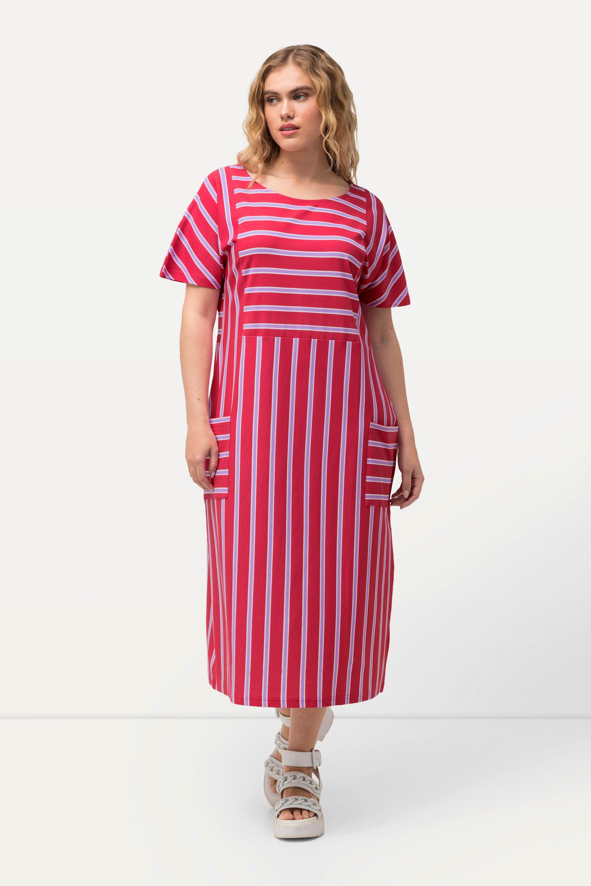 Ulla Popken  Robe midi oversize, en jersey rayé. Décolleté rond et manches courtes. 