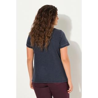 Ulla Popken  T-shirt cold dyed. Rivets fantaisie, col en V et manches courtes. 