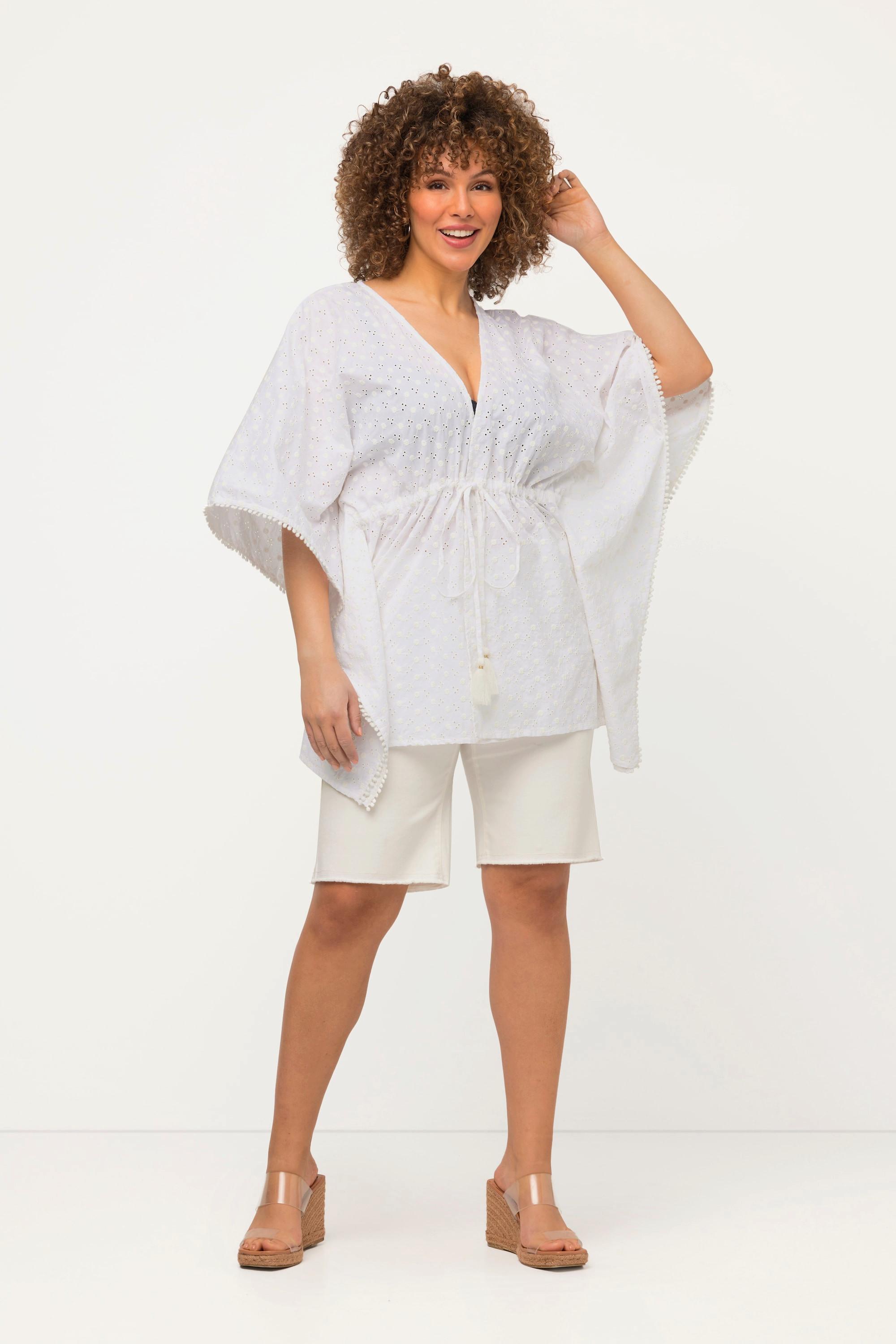 Ulla Popken  Blouse style kimono oversized à manches 3/4. Dentelle ajourée et pompons. 