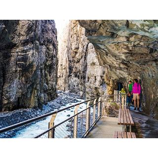 Smartbox  Visite fascinante à Grindelwald : entrée pour 2 adultes au Glacier Canyon et au Musée du cristal - Coffret Cadeau 