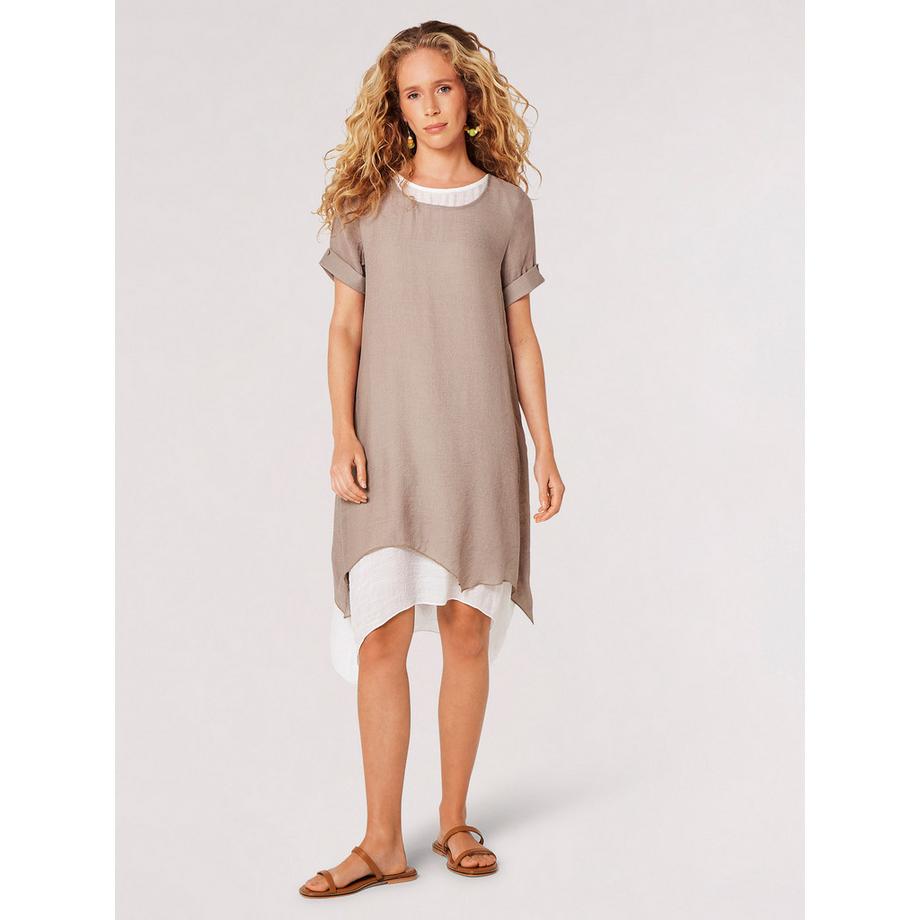 Schimmerndes Kleid mit umgeschlagenen Ärmeln