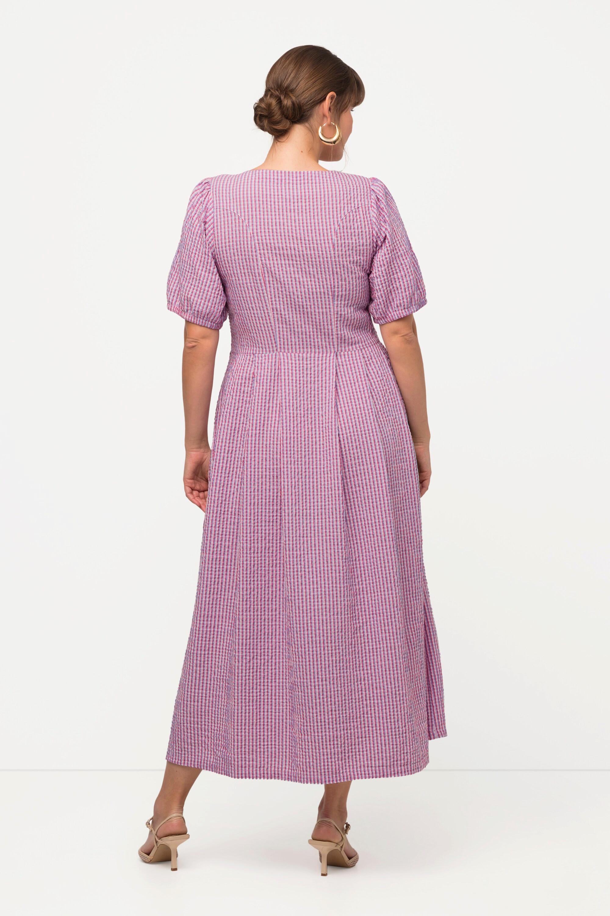 Ulla Popken  Robe dans un tissu gaufré, carreaux vichy. Col rond et manches courtes. 