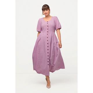 Ulla Popken  Robe dans un tissu gaufré, carreaux vichy. Col rond et manches courtes. 