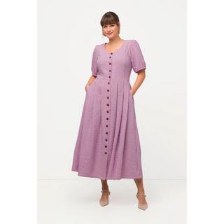 Ulla Popken  Robe dans un tissu gaufré, carreaux vichy. Col rond et manches courtes. 