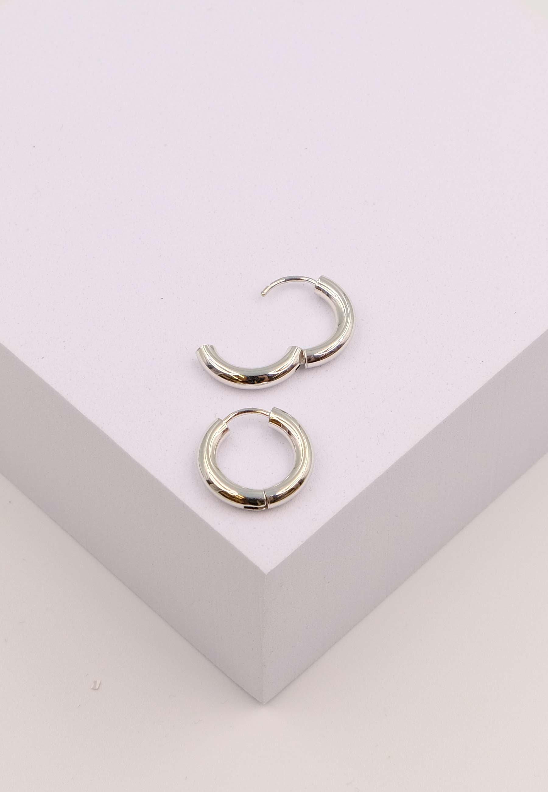 MUAU Schmuck  Charnière créole en or blanc 750 à  fil rond 16mm 