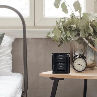 B2X Pillendose 7 Tage 4 Fächer Englisch  