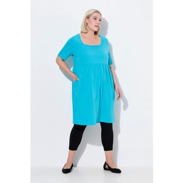 Abito dal taglio svasato con tasche, scollo rettangolare e mezze maniche