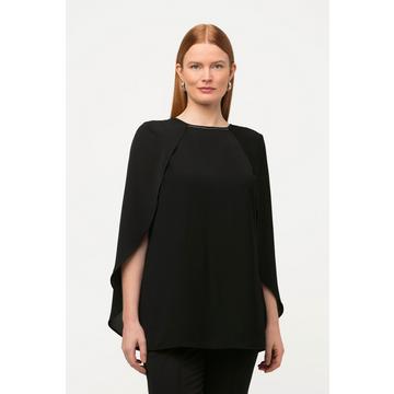 Blouse esprit cape, sans manches. Col rond sublimé par de petites pierres fantaisie.