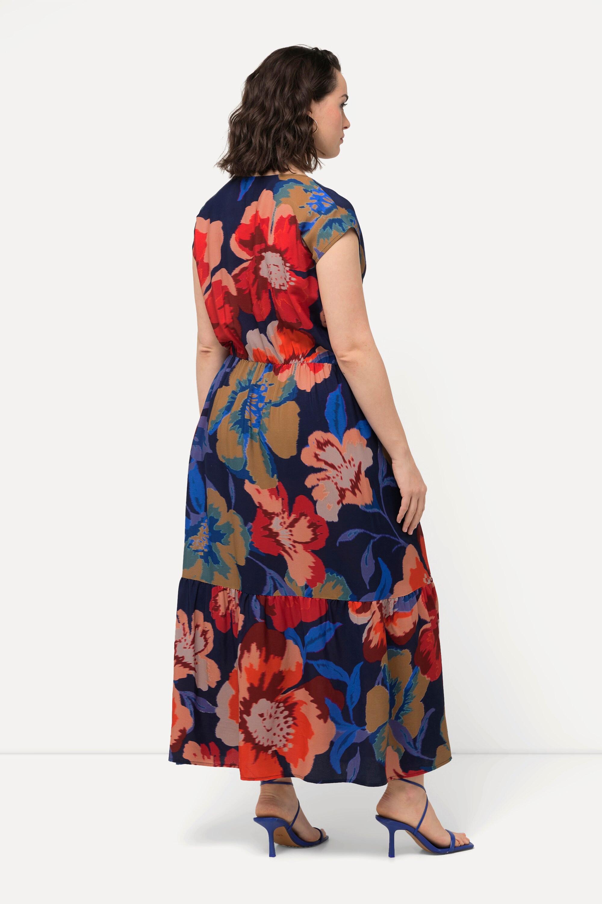 Ulla Popken  Robe maxi à fleurs. Décolleté en V et manches courtes. Silhouette en A. 