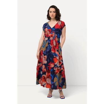 Robe maxi à fleurs. Décolleté en V et manches courtes. Silhouette en A.