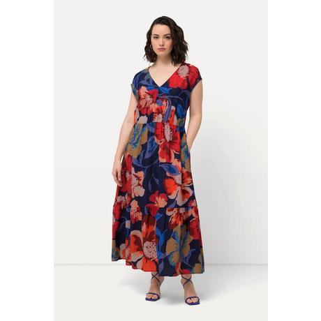 Ulla Popken  Robe maxi à fleurs. Décolleté en V et manches courtes. Silhouette en A. 