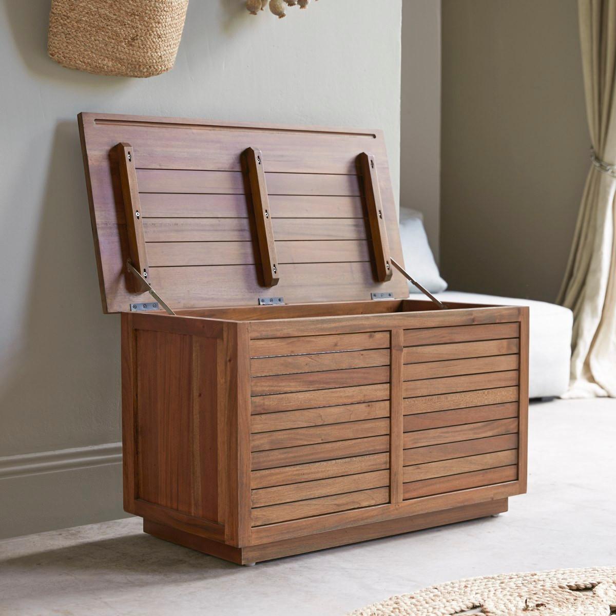Tikamoon Truhe aus massiver Akazie Loggia  