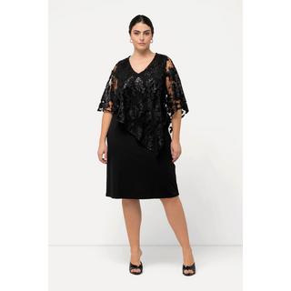 Ulla Popken  Robe avec jeté en dentelle et sequins. Décolleté en V et manches 3/4 