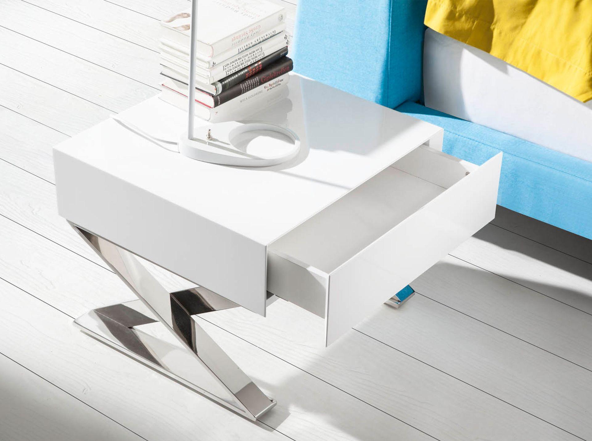 ANGEL CERDA Table de chevet en bois blanc et acier chromé  