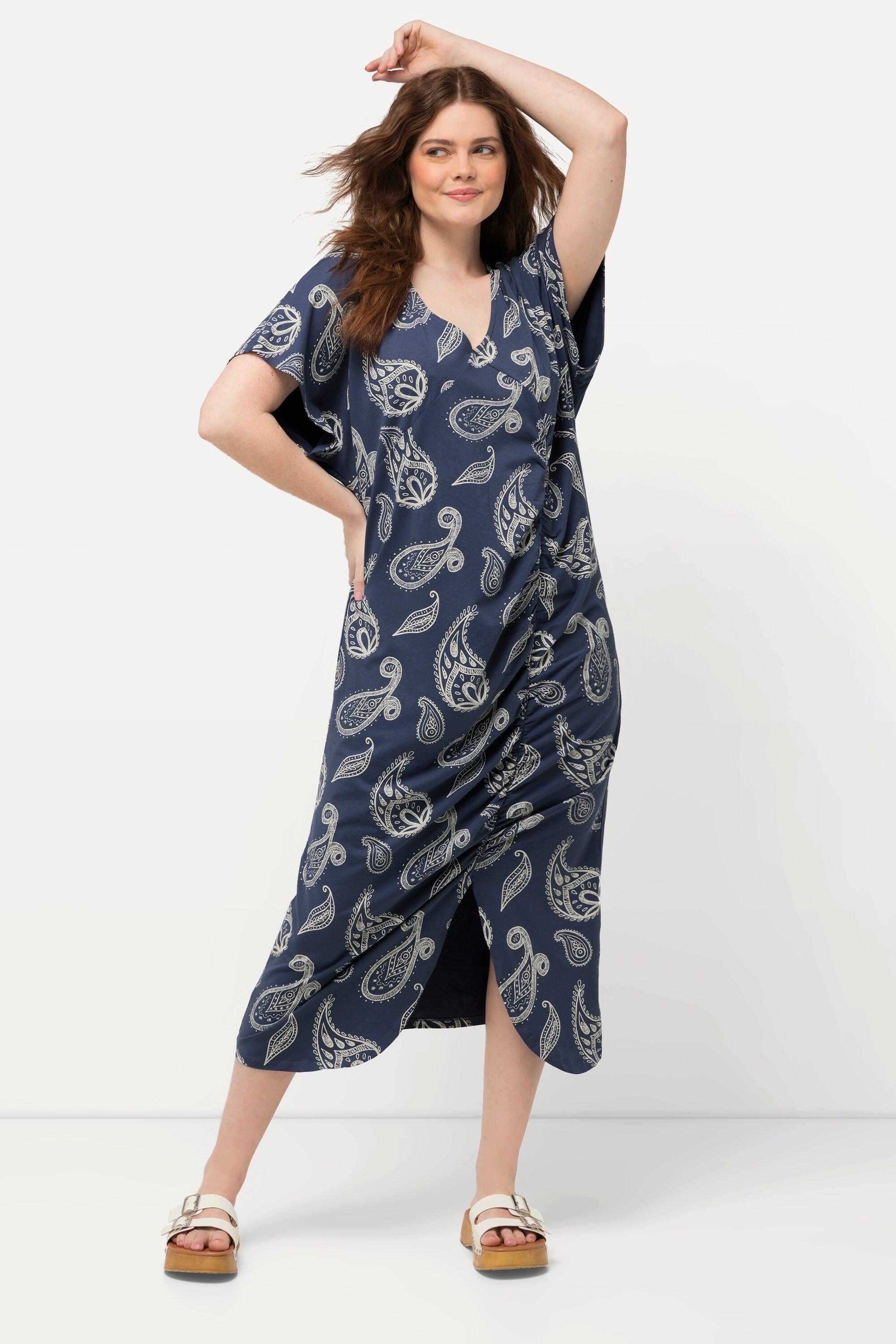 Ulla Popken  Robe midi en coton bio à motif cachemire, décolleté en V et manches courtes 