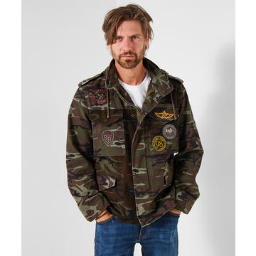 Tarnjacke mit Trichterkragen im Militärstil