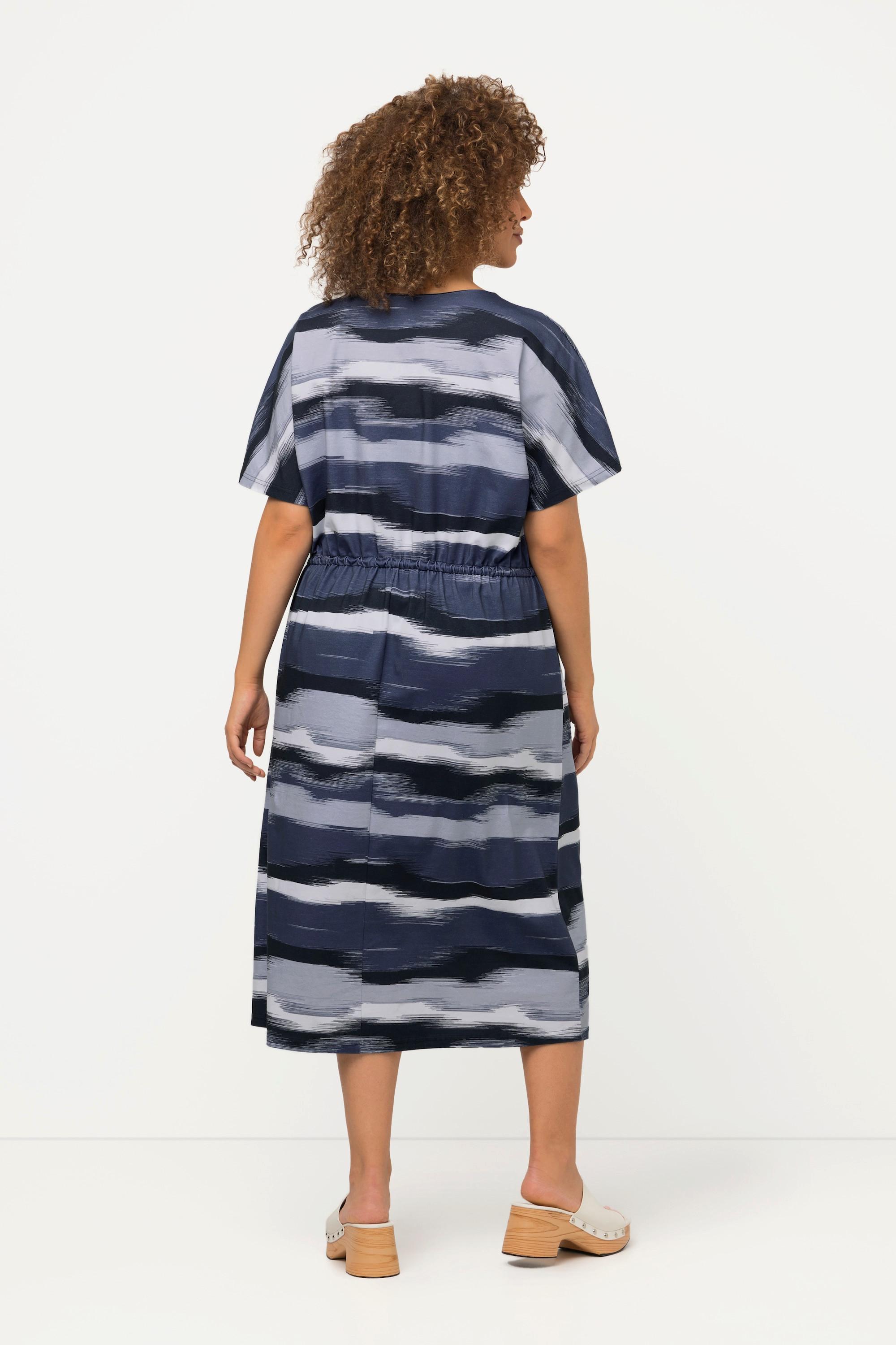 Ulla Popken  Robe midi oversized à col tunisien et manches courtes. Motif à rayures. 